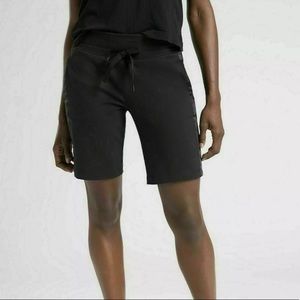 *NEW* Athleta Metro Downtown 9” Short in black XS